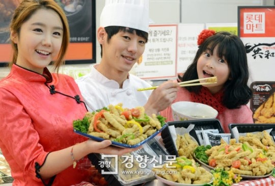 [경향포토]마트에서 탕수육 맛보세요