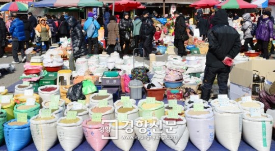 [경향포토]성남 모란시장 장 열리는 날
