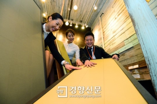 [경향포토]물 청소도 가능한 가죽 마루