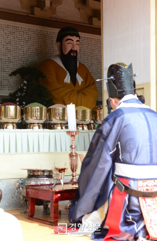 [경향포토]어천절 제례 올라는 제관들
