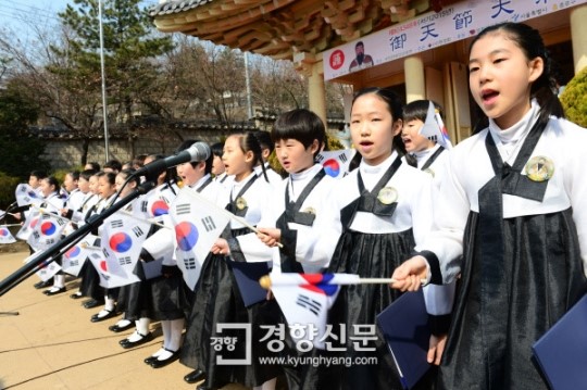 [경향포토]단군성전에서 노래하는 어린이 합창단