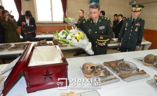 [경향포토]헌화하는 두농이 中 대사관 국방무관