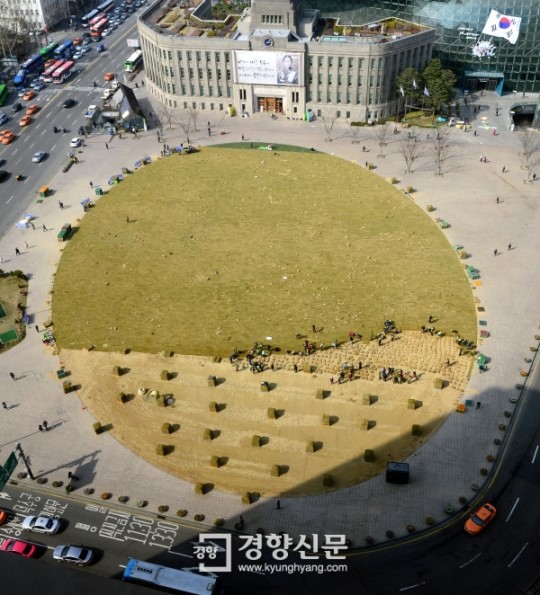[경향포토]새 잔디까는 서울광장