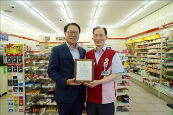 편의점 주인, 기지 발휘해 살해될 뻔한 여성 구해