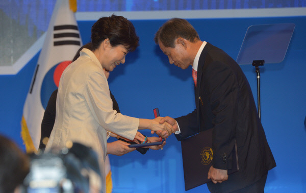 [경향포토]박근혜 대통령으로부터 산업포장 수여받는 광성건기 한경수 대표