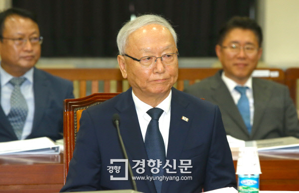 [경향포토]정보위 참석한 이병호 국정원장