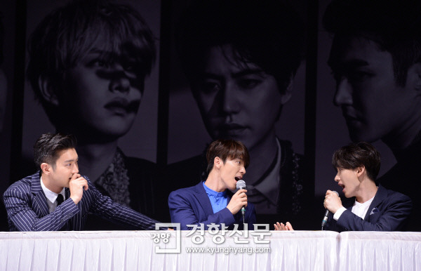 [경향포토]슈퍼주니어 동해 은혁, 립싱크는 이렇게 하는거야