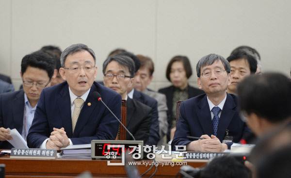 [경향포토]국감 질의에 답하는 최성준 방통위원장