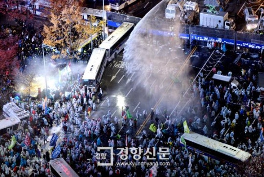 [경향포토] 끝없이 쏟아지는 물대포 | 인스티즈