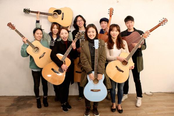 “청년 연극인들에 기타 가르쳐 예술적 성장 도와요”