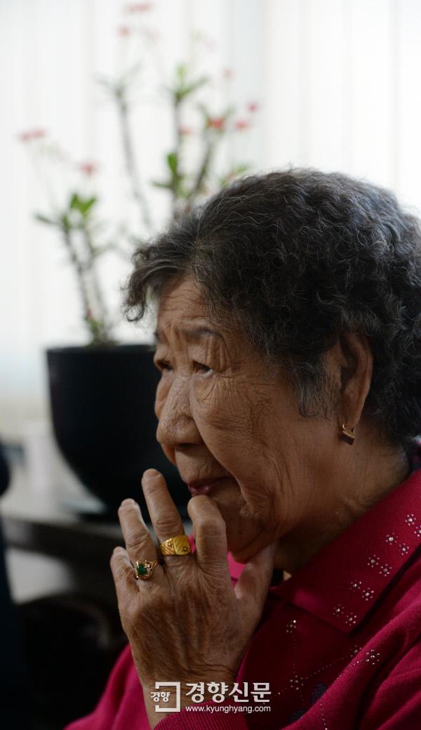 [경향포토]할머니의 간절한 바램