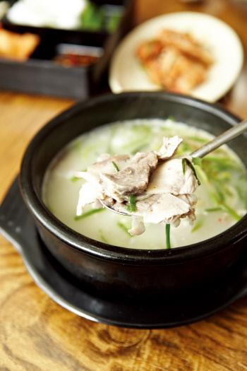 [박찬일 셰프의 맛있는 미학]김해 돼지국밥