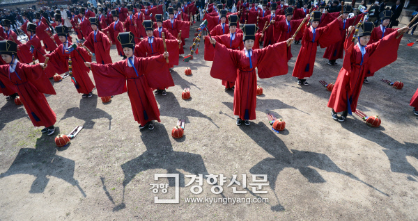 [경향포토]나비처럼 나빌레라