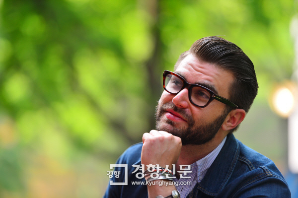 한국 현대시 번역, 해외에 알리는 미국 현대시인 제이크 르빈 “김혜순 시인 같은 독특한 미학, 세계에 없어”
