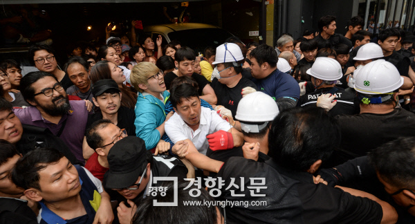 [경향포토]곱창집 우장창창 철거시도하는 용역
