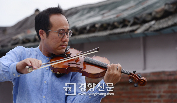 [원희복의 인물탐구]린덴바움 예술감독 원형준 “나는 음악을 통해 분단 상처를 치유한다”