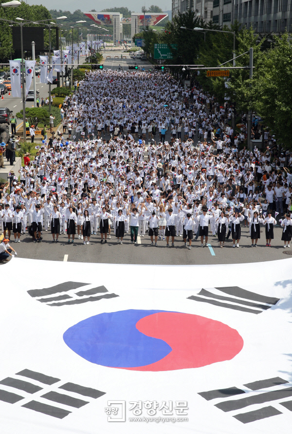 [경향포토]송파대로 가득 만세 물결