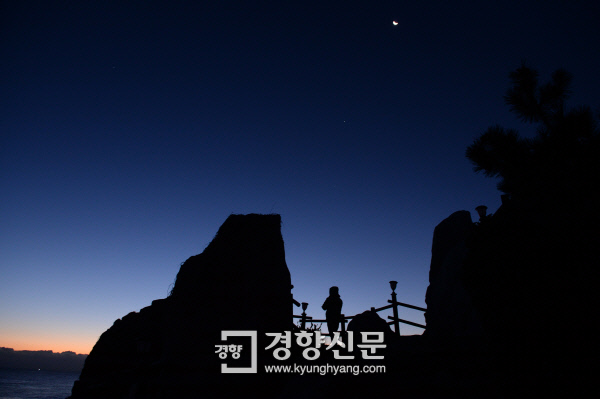 해와 달이 스치듯, 그렇게 안녕…동해 추암 촛대바위