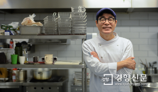 [원희복의 인물탐구］“박근혜 ‘혼밥’이 국정난맥 불러왔다”···책쓰는 셰프 박찬일