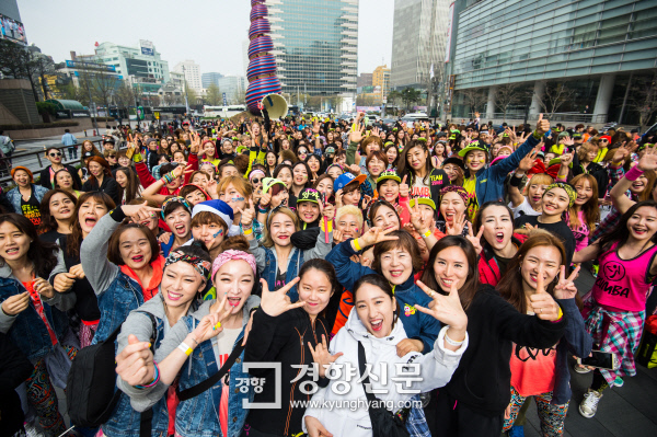 [경향포토]같이 즐겨요 줌바(Zumba)
