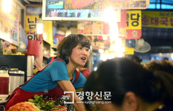 ①칼국수골목 세자매…9번까지 리필해주는 인심[남대문시장 이야기]