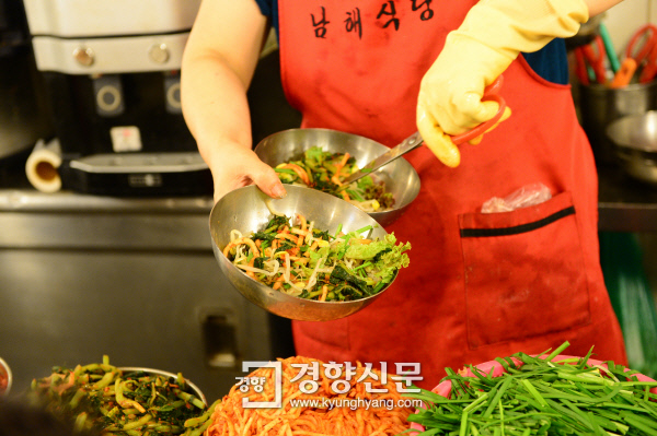 ①칼국수골목 세자매…9번까지 리필해주는 인심[남대문시장 이야기]