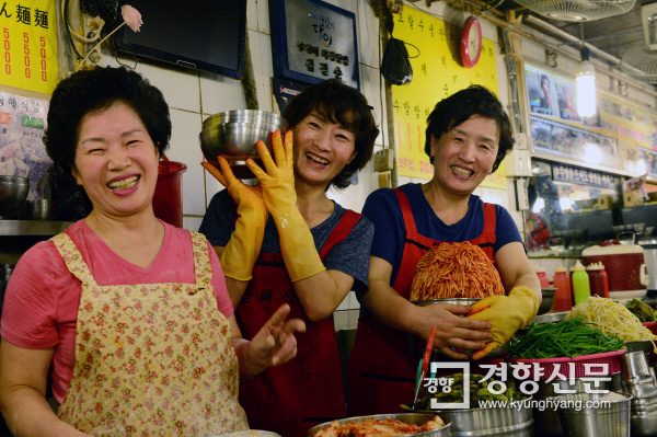①칼국수골목 세자매…9번까지 리필해주는 인심[남대문시장 이야기]