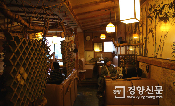 전통찻집 ‘지대방’…35년 자리 지킨 인사동 ‘터줏대감’[서울 그집 ‘오래가게’]