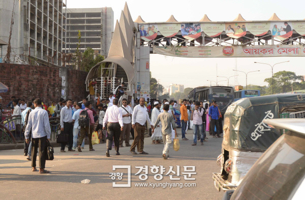 ①난민촌 가는 길···걱정 쫓는 주술 ‘23’[로힝야난민 취재기]