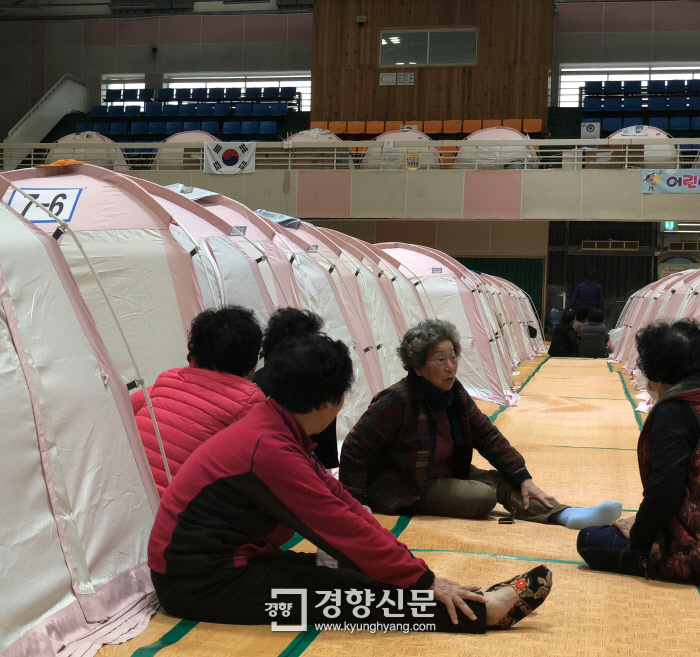 여진에 깜짝깜짝, 집에 못 들어가…394명 대피소 생활 ‘불안한 나날’