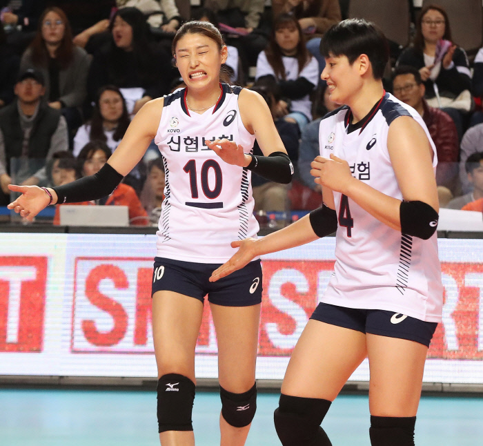 ‘태국이 웃었다’ 2018 여자배구 올스타 슈퍼매치 김연경 출격에도 2 대 3 역전패 ‘태국이 웃었다’ 2018 여자배구 올스타 슈퍼매치 김연경 출격에도 2 대 3 역전패