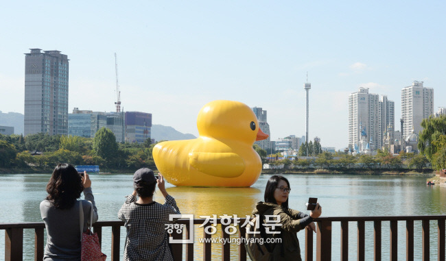 석촌호수에 떠있는 거대한 미키마우스···그 정체는