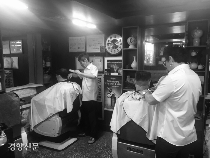 93년 경력의 부자(父子)가 운영하는 이발소, 거북 아버지는 이발사