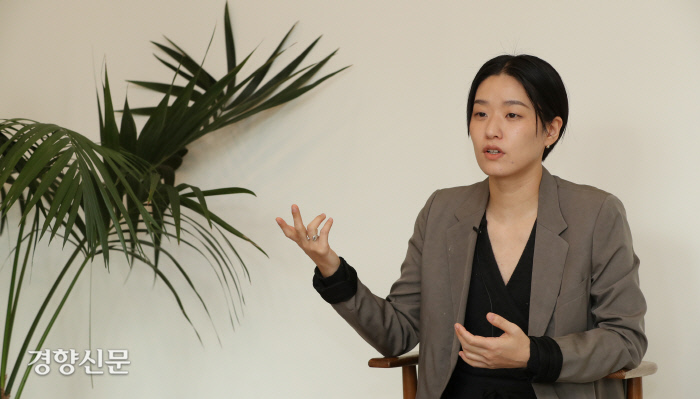 예술가 대신 ‘자영업자’로 불러달라...첫 소설집 낸 이랑 “예술도 노동, 작품을 밥으로 바꾸는 건 왜 안 알려주나”