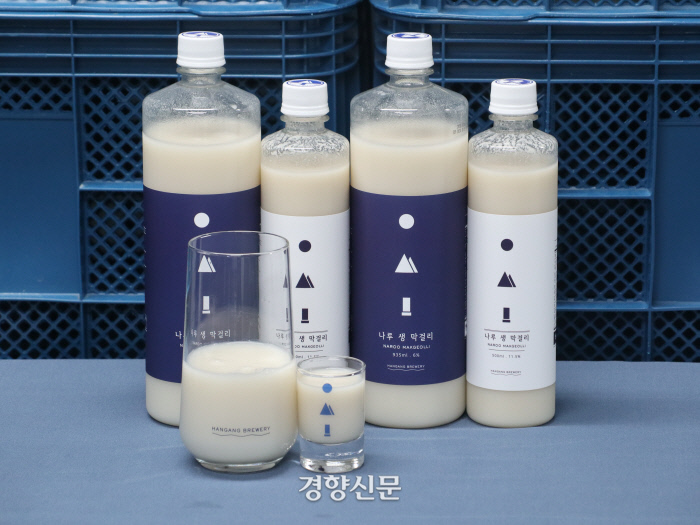 서울쌀로 만든 진짜 ‘서울 막걸리’ 드셔보셨나요?··· 30대 청년들이 빚는 한강주조 ‘나루 생막걸리’[김형규 기자의 한국 술도가]