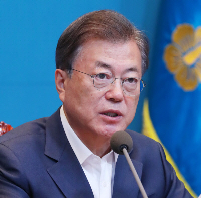 문 대통령 “코로나19에도 고용 유지한 기업에 최대한 지원”