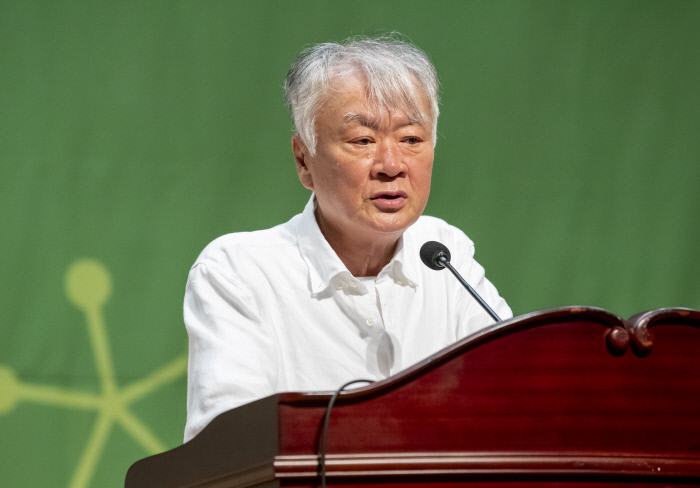 김훈 작가 “한국 OECD 산재 사망률 1위…우리는 숨 쉴 수 없다”