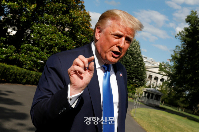 '선거 연기' 떠 봤다가 물러선 트럼프..."내가 연기 원하냐고? 아니다"