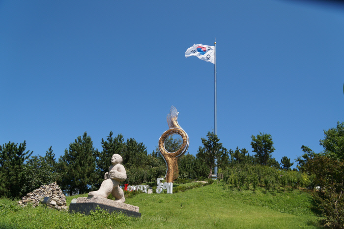 ‘일출 명소’ 추암조각공원에 초대형 태극기 휘날린다[동해시]