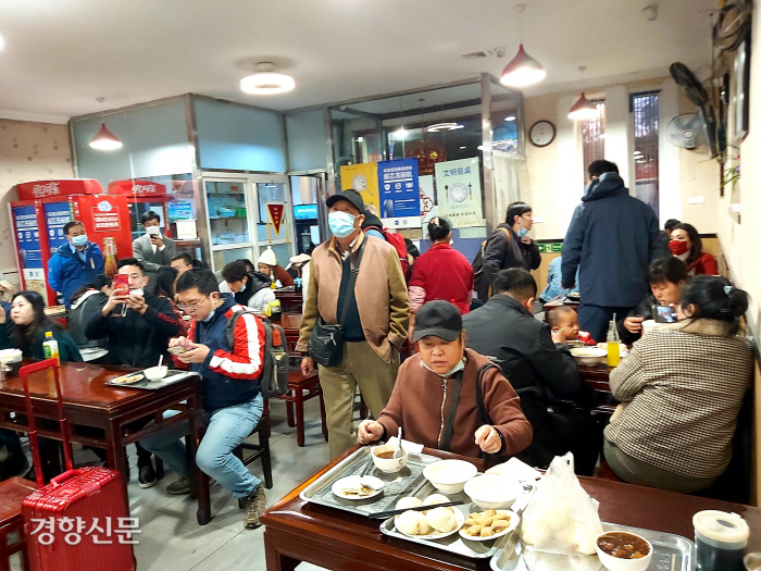 ‘바이든 짜장면집’ 가보니 손님·취재진 북적…中 매체들 중국과 인연 부각