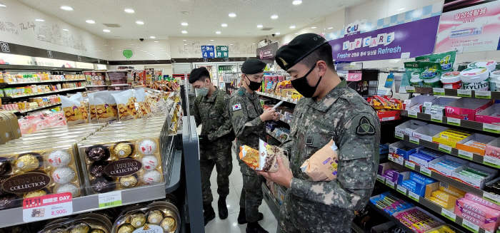 “군인고객 없었으면 벌써 가게 망했당게”