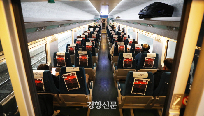12월7일 설에는 고향 갈 수 있을지... [경향이 찍은 오늘]