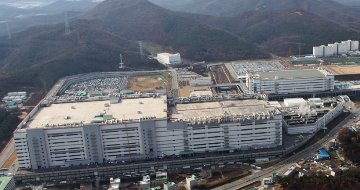 파주 LGD화학물질 유출…중상 2명 등 노동자 7명 다쳐