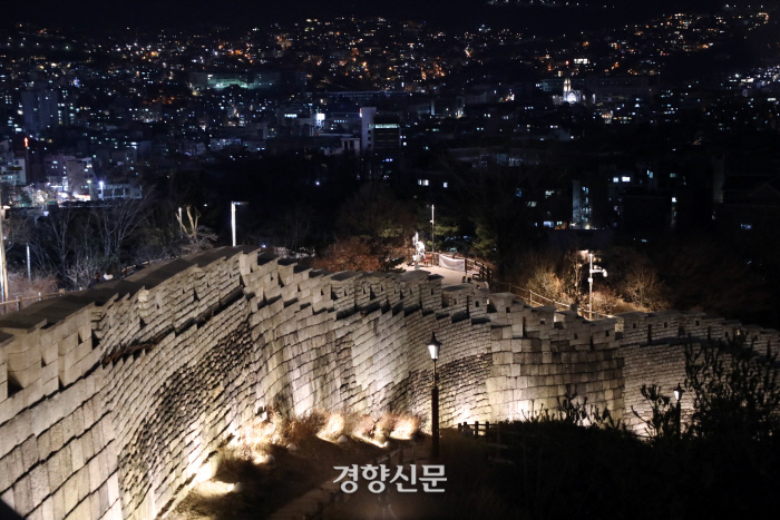 해 진 뒤의 한양도성은 색다르다[정동길 옆 사진관]