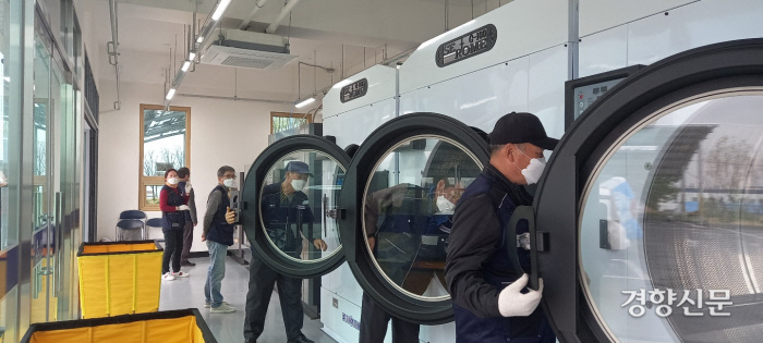 다림질 된 작업복 받아든 노동자들 함박 웃음…작업복 전문 세탁소 ‘광(光)클리닝’