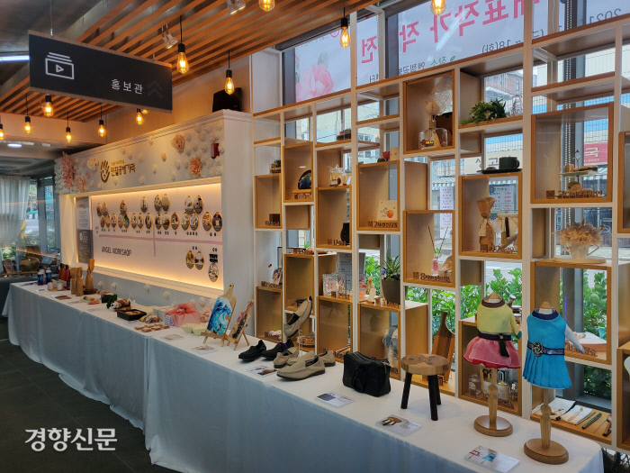 변종업소 밀집지역이 청년 작가들이 꾸리는 공방거리로…5년 만에 공방 25개로