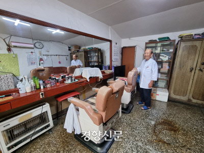 90세 최고령 이발사의 희망가  단골도 함께 늙어가는 나의 이발소, 나이는 그저 숫자에 불과하죠
