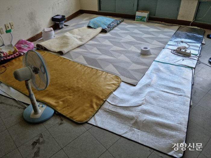 GoldStar냉장고에 선풍기만 덩그러니…대학 청소노동자 쉼터 ‘지방·사립·무노조’일수록 열악했다
