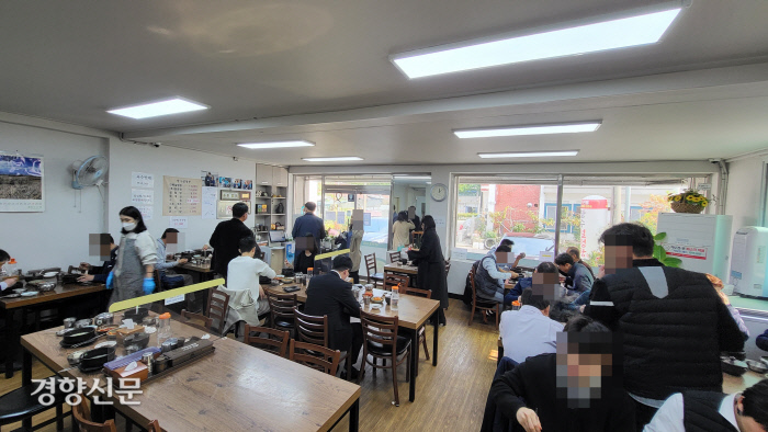 “이제 다시 장사 잘되겠죠?”…위드코로나 첫날 충북 청주지역 음식점 가보니