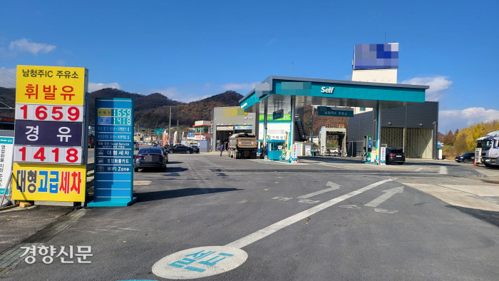 ‘유류세 인하 첫날’…조금이라도 싸게 저렴한 주유소 찾는 시민들